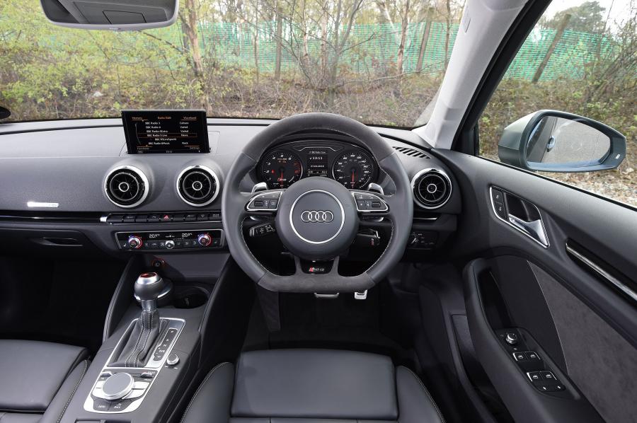 Торпедо Audi RS3 Sportback (8V) 2015 года  (UK) (фото 4 из 30)